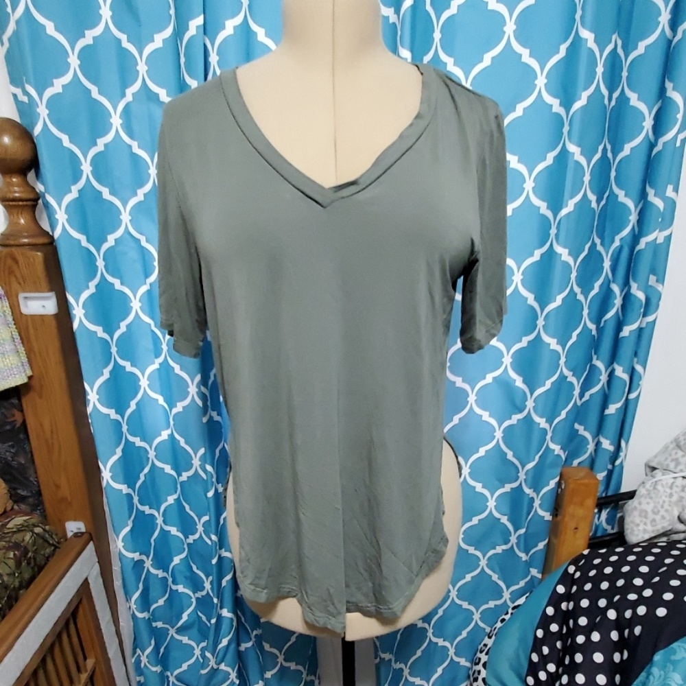 Olive Piko slit side tee